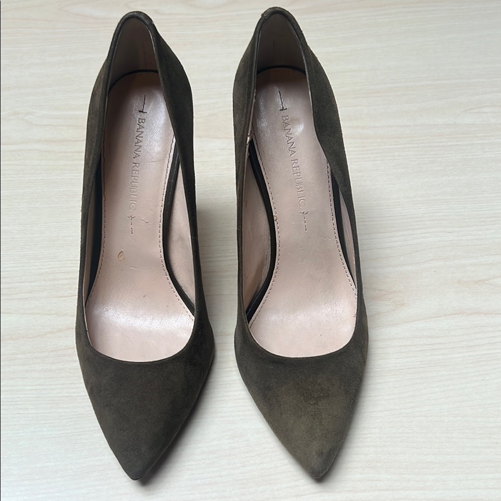 Banana Republic Suede, Olive Green, Size 7 Pumps